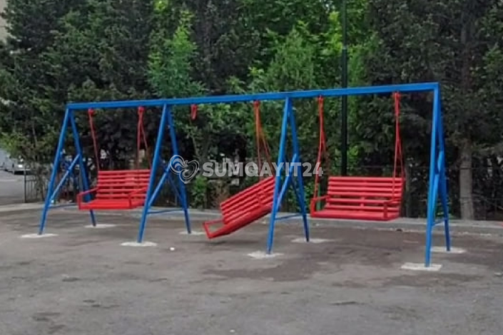 Sumqayıtda yeni quraşdırılan yelləncəyi yararsız hala saldılar