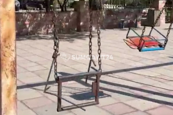 Sumqayıtda yenilənməyə ehtiyacı olan uşaq meydançası