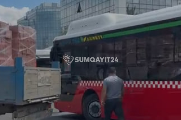 Sumqayıtda qəza: Yük maşını avtobusa çırpıldı