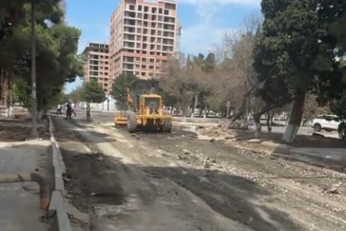 Sumqayıtda aylar əvvəl çökmüş yol asfaltlanır