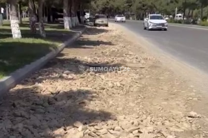 Sumqayıtda parkın yanındakı yolu bərpa etməyi "unutdular"
