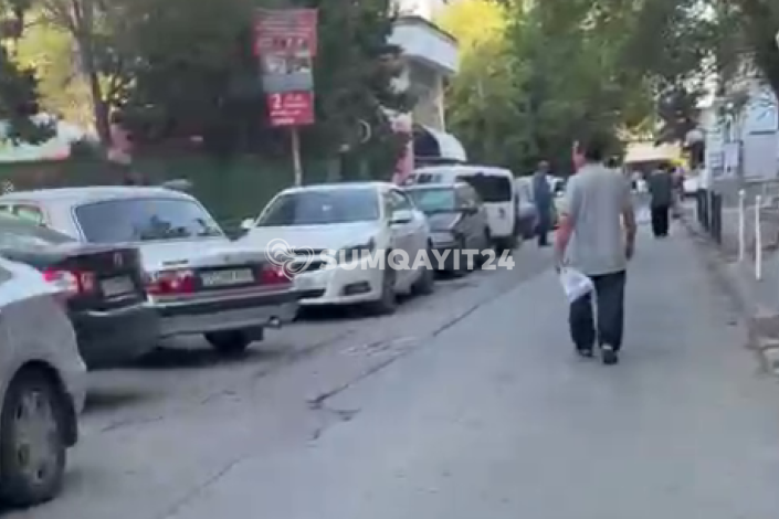 Sumqayıtda məhəllədaxili yol PARKİNQƏ çevrilib