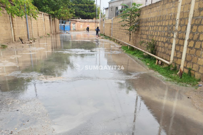 Sumqayıtda məktəbə gedən yol çirkab sular altında