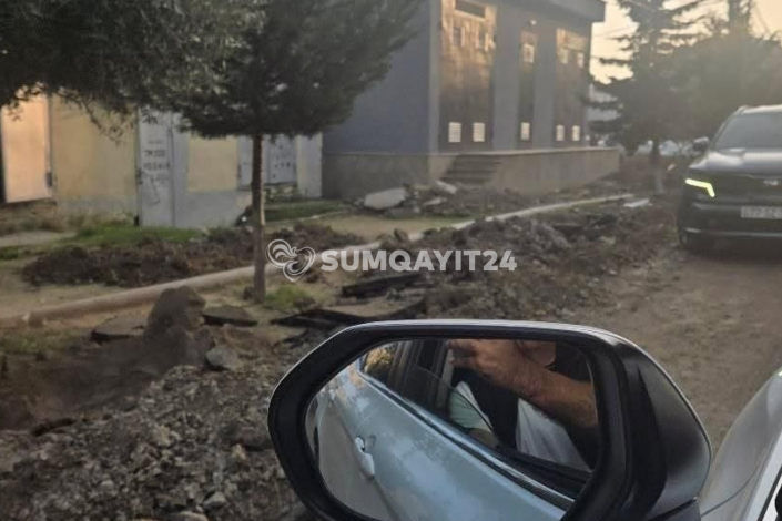 Sumqayıtda liseyin qarşısında yol bərbad gündədir