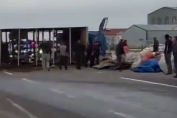 Sumqayıtda qoyunları daşıyan yük maşını aşdı