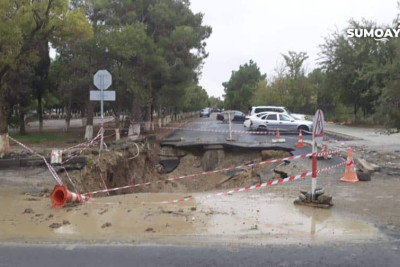 Sumqayıt Dövlət Universitetinin yaxınlığında yol çöküb