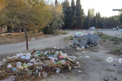 Xəzər bağlarında küçə boyunca tullantılara rast gəlmək olur
