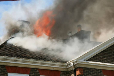 Sumqayıt şəhərində ikimərtəbəli tikilidə yanğın baş verib