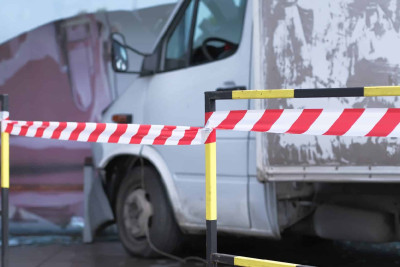 Sumqayıtda qəza: yük maşını sərnişin avtobusuna çırpılıb