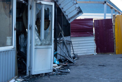 Sumqayıtda avtomobil bazarı ərazisində dönərxana yanıb