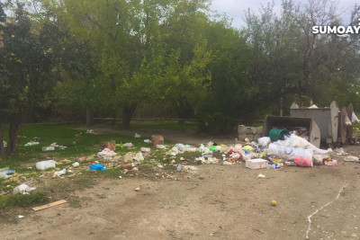 Sumqayıtın Hacı Zeynalabdin qəsəbəsində yaşayış binalarının yanında natəmizlik hökm sürür