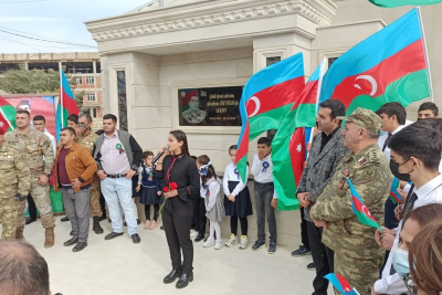 Sumqayıtda kəşfiyyatçı şəhid Azər Salmanova xatirəsinə həsr olunmuş  barelyefinin açılışı keçirilib