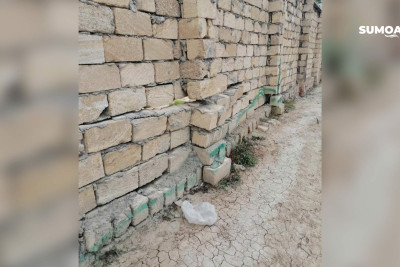 Sumqayıt: Sülh küçəsində yolda hasarın bir hissəsi dağılmış vəziyyətdədir