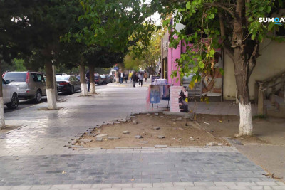 Sumqayıtın mərkəzi küçəsində səki baxımsız vəziyyətdədir