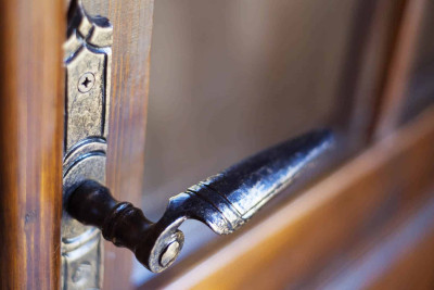 Sumqayıtda bir nəfər mənzildə bağlı qapı arxasında köməksiz vəziyyətdə qalıb