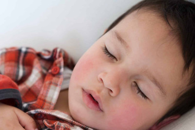 Sumqayıt: qonşuya təhvil verilən uşağın atası övladına sahib çıxmaq istədi