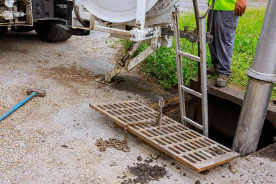 Sumqayıt: Heydər Əliyev prospektində dəmir barmaqlıqlar yuyulur