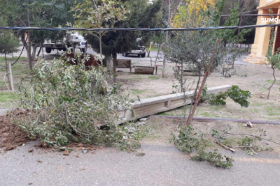 Sumqayıt: 4-cü mikrorayonda yaşayış evinin yanında elektrik dirəyi aşıb