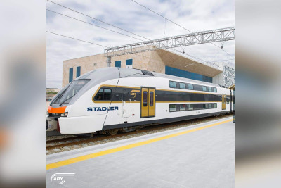 Bakı-Sumqayıt qatarının şüşəsini sındırıblar