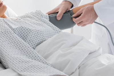 Sumqayıtda üzünə "kislota" atılan qadın ağır xəsarətlər alıb