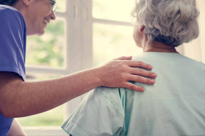 Sumqayıt: 99 yaşlı qadın peyvənd olundu