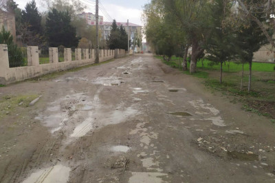 Sumqayıt: 14 nömrəli məktəbə aparan yolun təmirə ehtiyacı var