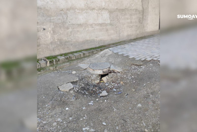 Sumqayıt: 8-ci mikrorayonda səkinin üzərində olan kanalizasiya lyuku piyadalara təhlükə yaradır