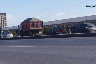 Sumqayıtda qəza: yük maşını minik avtomobili ilə toqquşub