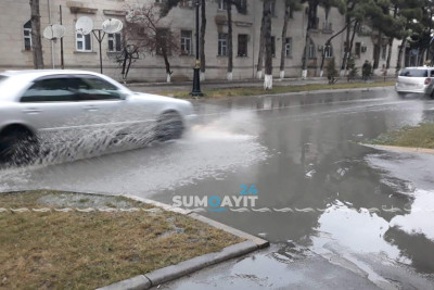 Sumqayıt: bir çox küçə və məhəllələri su basıb