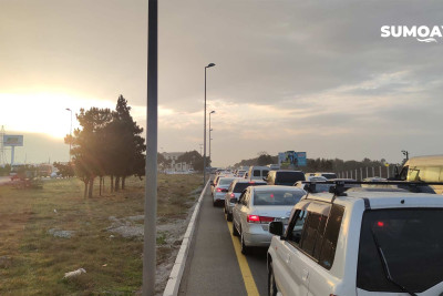 Sumqayıtdan paytaxda gedən sürücülər kilometrlərlə uzanan tıxacla qarşılaşıblar
