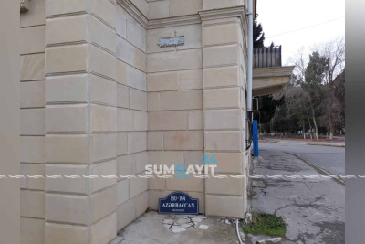 Sumqayıtda üzərində "Azərbaycan prospekti"yazılan lövhə qoparaq yerə düşüb