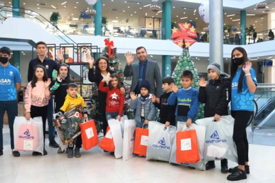 Sumqayıt: “ASAN Məktub” saytında məktub yazan həssas qruplara aid olan uşaqlara hədiyyələr verilib