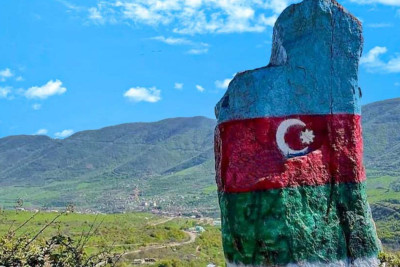 İşğaldan azad edilmiş Hadrutda qayanı bayrağımızın rənglərinə boyayan  sumqayıtlı istedad Əkrəm Qurbanov