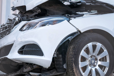 Novxanı: minik avtomobili elektrik dirəyinə çırpılıb