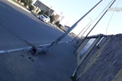 Saray qəsəbəsində səkinin üzərinə işıq dirəyi düşüb