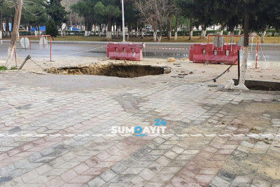 “Heydər” parkın önündə olan “buzlu yol” problemi aradan qaldırılır