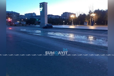 “Heydər parkı”nın önündəki yolu buz bağlayıb: sürücülər təhlükəli anlar yaşayıblar