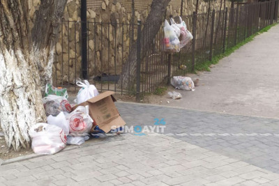 Sumqayıt: 2-ci mikrorayonda yol boyunca zibil torbaları düzülüb