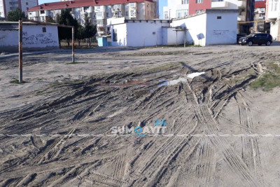 Sumqayıt: “Təfəkkür” liseyinin və 13 nömrəli məktəbin stadionu yararsız vəziyyətdədir