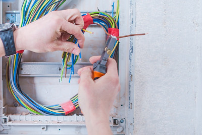 Ceyranbatan qəsəbəsində bəxbəxt hadisə: 40 yaşlı kişini elektrik cərəyanı vurub