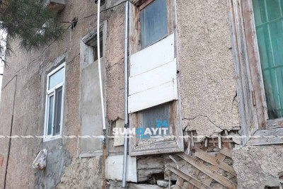 17-ci məhəllə ərazisində qəzalı vəziyyətdə olan ikimərtəbəli bina var