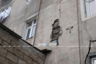 Sumqayıt: 18-ci mikrorayonda bina qəzalı vəziyyətdədir