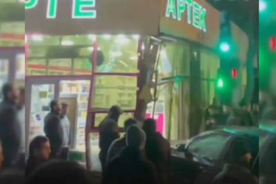 Sumqayıt sakini avtomobil ilə aptekə “girdi”