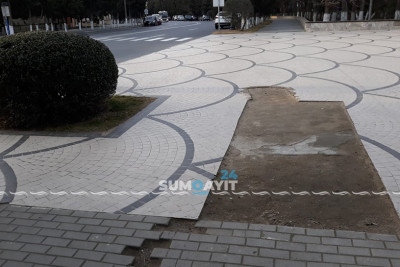 “Göyərçin” parkında piyada səkisi dağılmış vəziyyətdədir