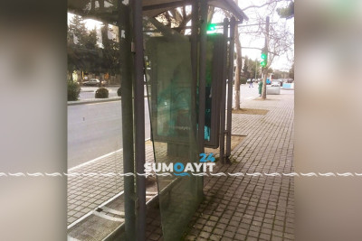 Şəhərin mərkəzində olan dayanacaq pis vəziyyətdədir