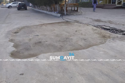“Gənclik” marketin önündə aparılan yeraltı boru təmirindən sonra yol dağınıq vəziyyətdə qalıb