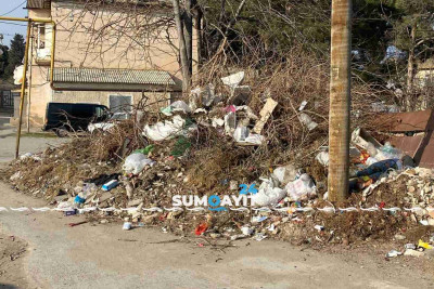 Sumqayıt: H.Z.Tağıyev qəsəbəsində tullantılar yol kənarına atılır