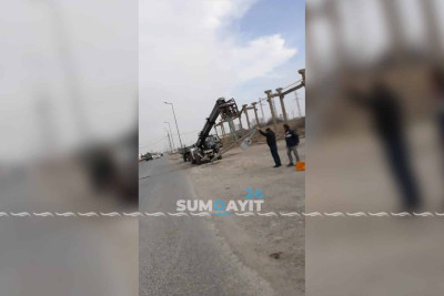 Azərbaycan prospektində işıq dirəyi aşıb