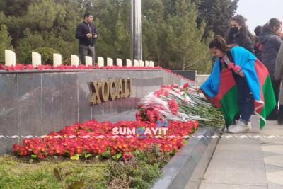 Şəhidlər xiyabanında yüzlərlə vətəndaş Xocalı faciəsinin qurbanlarını anıb
