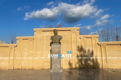 Hacı Zeynalabdin Tağıyevın büstü olan park baxımsız vəziyyətdədir